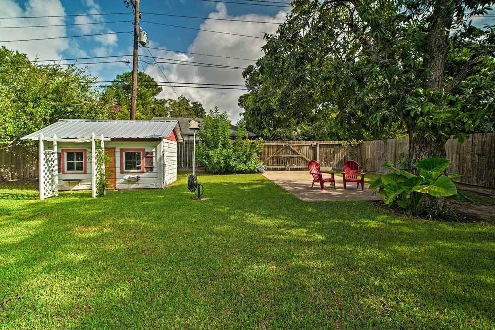 Pet-friendly Brenham Cottage w/ Yard!