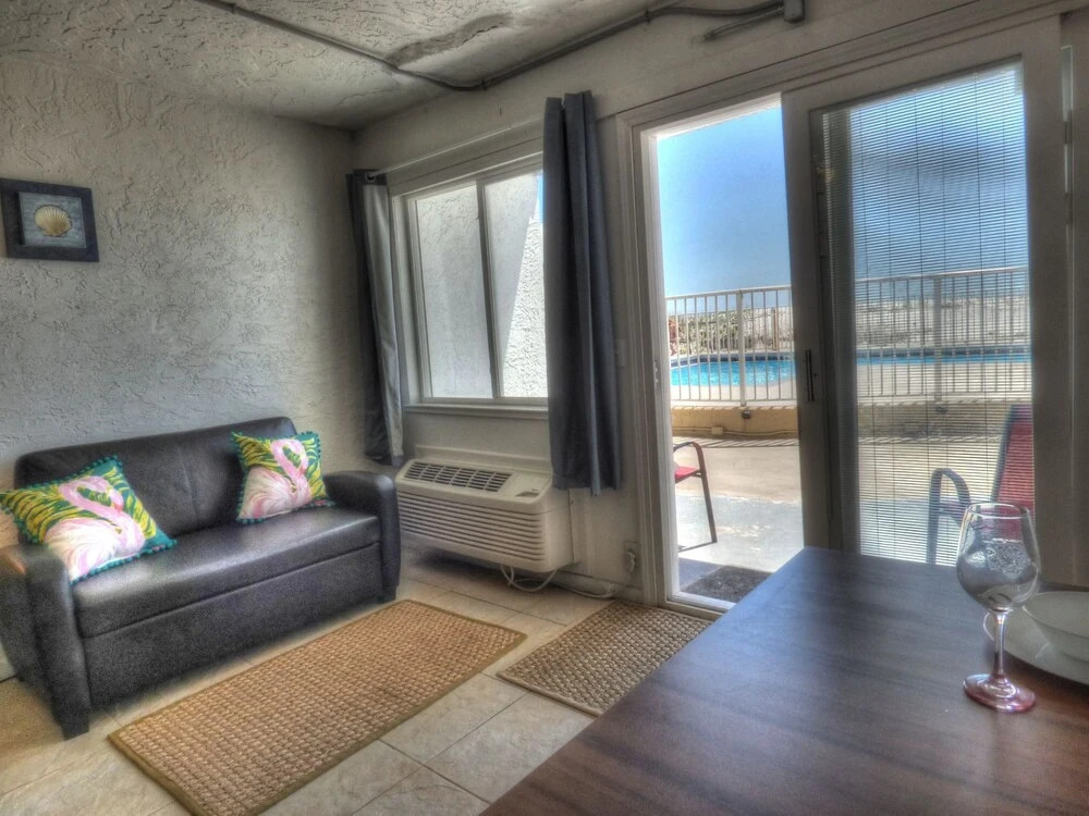 Pet Friendly Ground Level Steps to the Sand, Pool, Hot Tub, Wifi