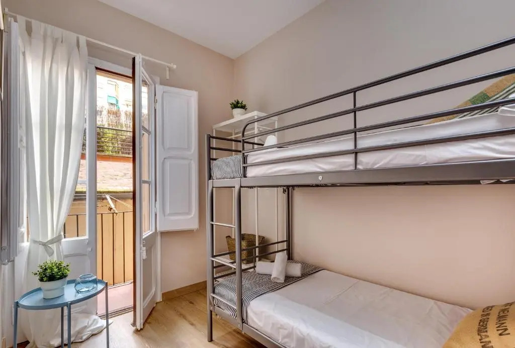 Renovated & Classic 3-Bedroom Sagrada Familia Apt.