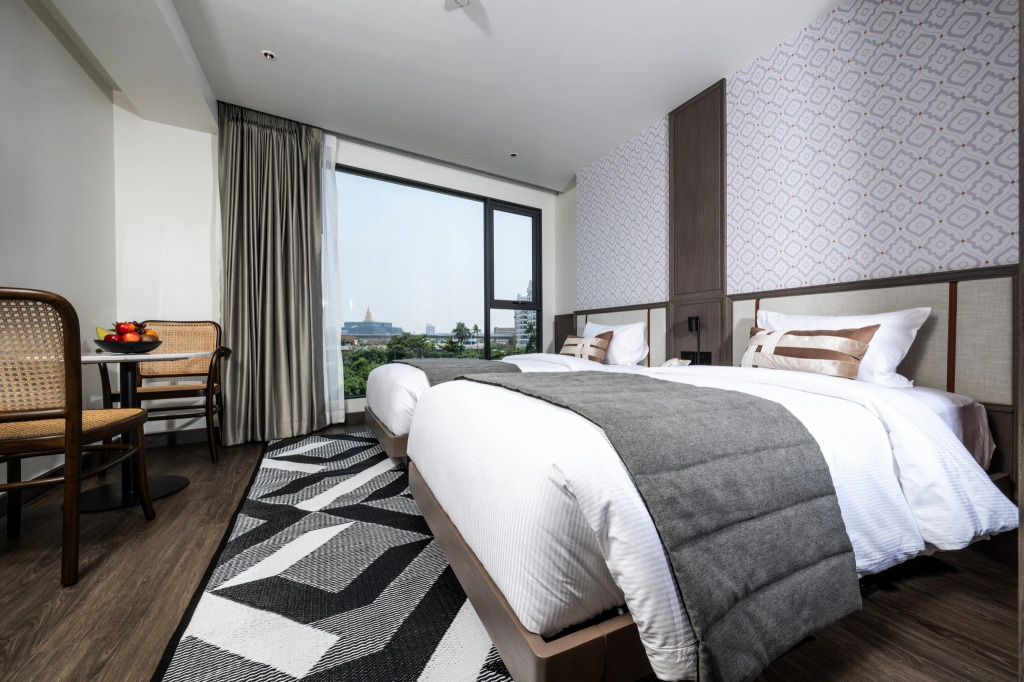 WE HOTEL RIVERFRONT