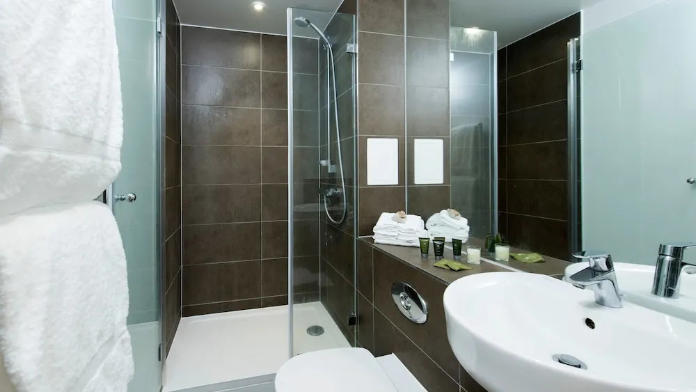 Bright Stylish 2BR across from Victoria Park