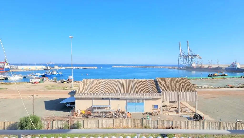 Apartment with 360° balcony and Direct Sea and Harbour View!