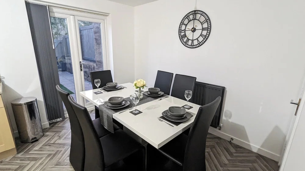 Burnley Entire House 4-bedrooms-sleeps 6-driveway