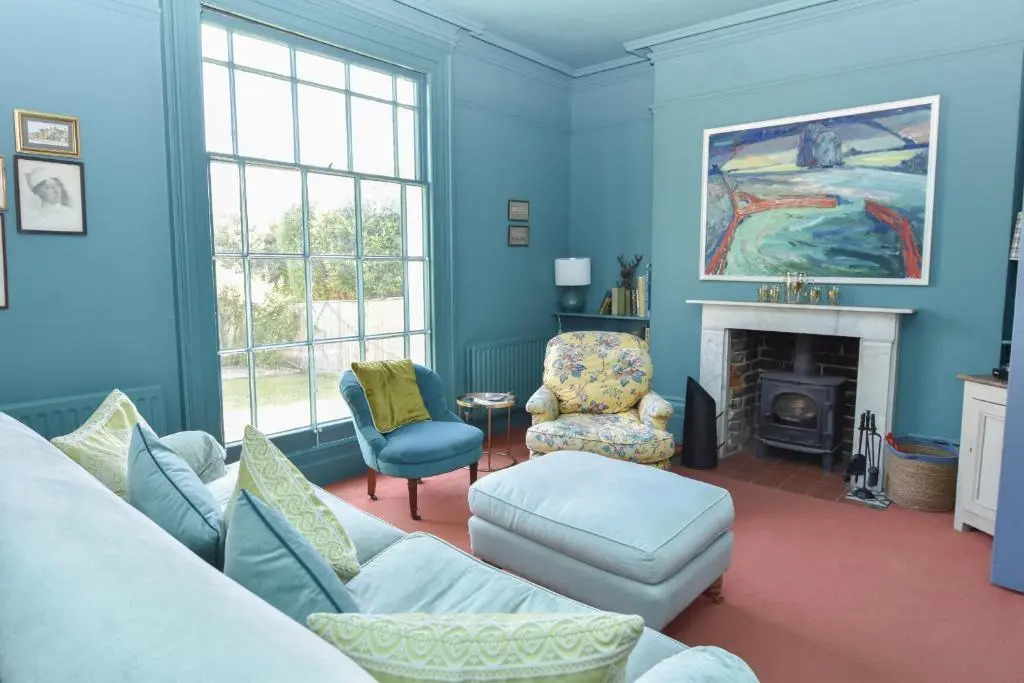 Arden Villa, sleeps 8, moments from the golden sandy beach of Ryde