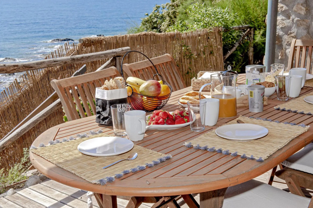 Seafront Apartment in a Splendid Position Overlooking the Sea-vistamare