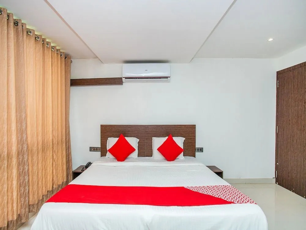 Varcity Golf View By OYO Rooms