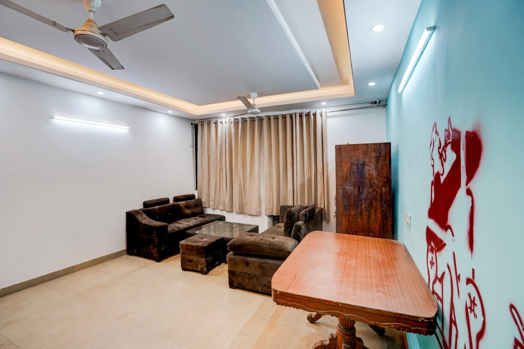 Super Hotel O Silver Key KD plaza Near Saket Metro station