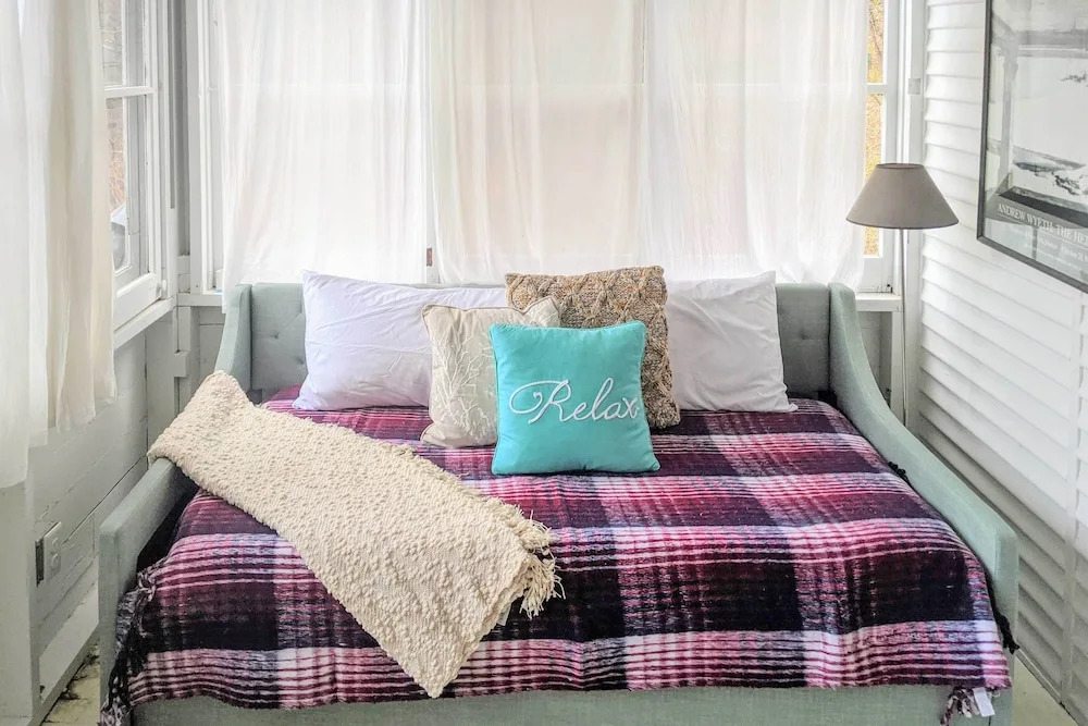 Cozy Stockbridge Cabin - Walk to Beach & Lake!
