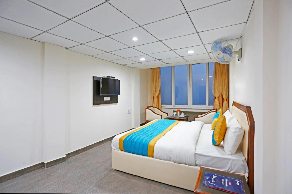 OYO 8989 Hotel Raj