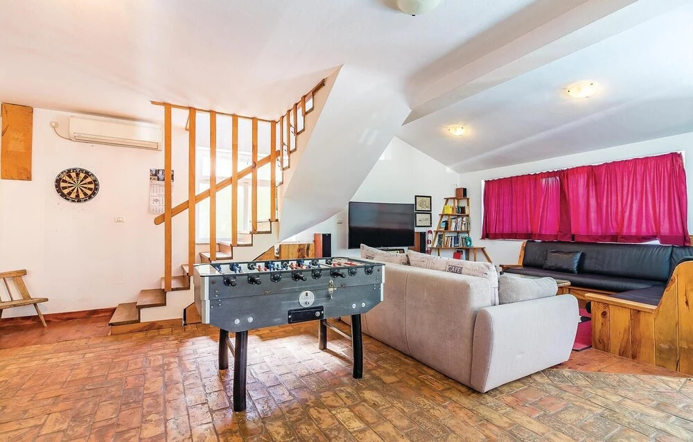 Amazing Home In Liznjan