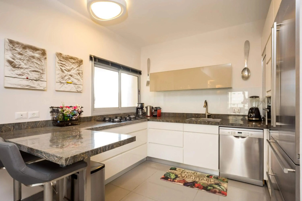 Beautiful Apts w/ Large Balcony & Parking by Sea N' Rent