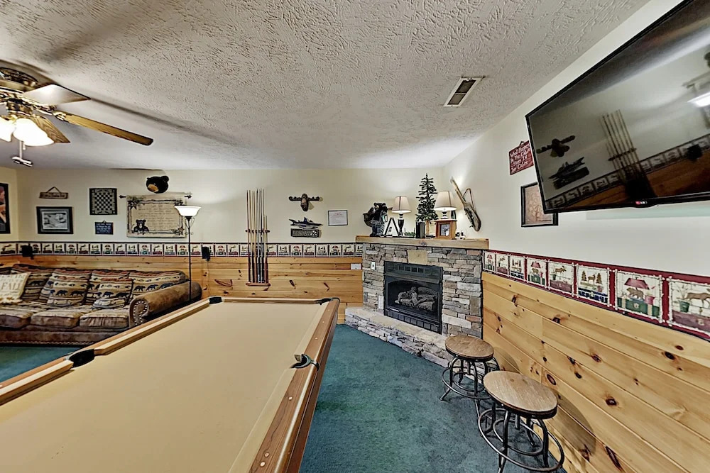 The Bear Essentials Getaway W/ Hot Tub 3 Bedroom Cabin