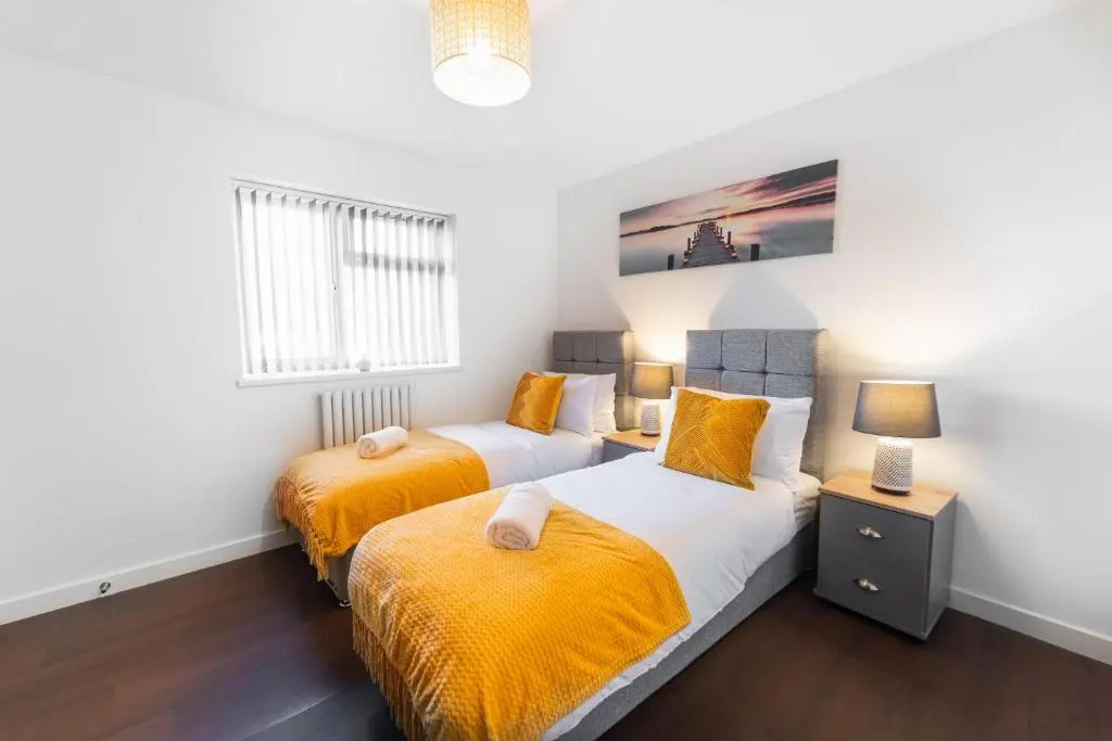 Lovely 2 beds -Ground Floor Apartment - free parking ,wifi - Southampton.