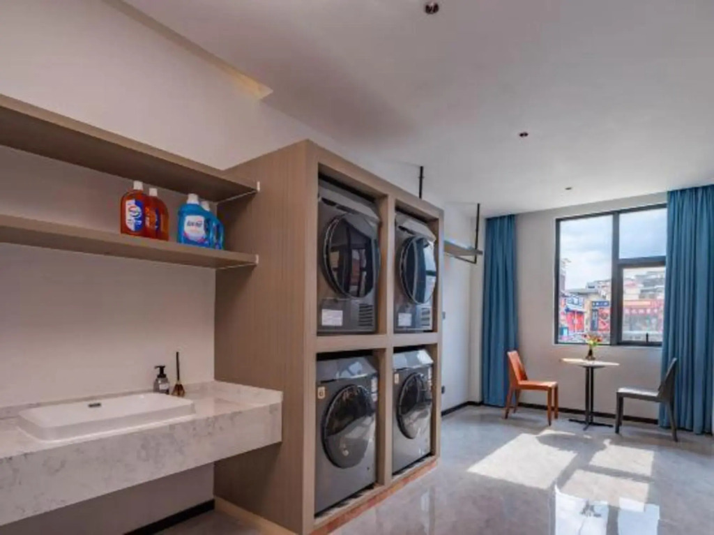 Qianmen Holiday Inn (Zhuhai City Rail Mingzhu Station)