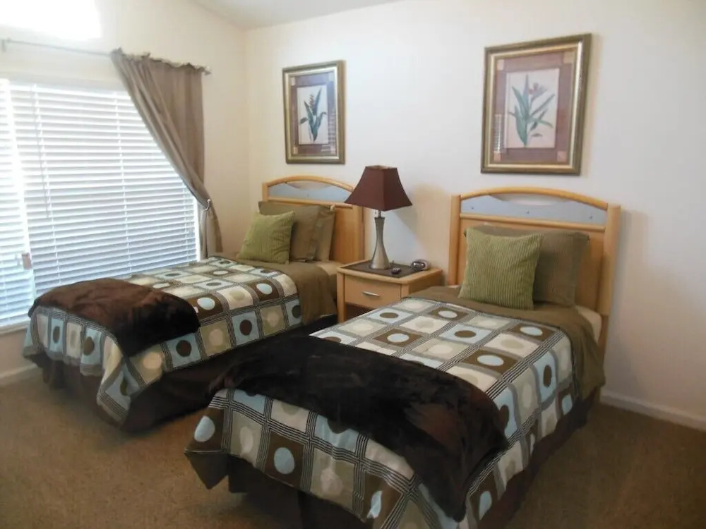 3 Bedroom, 2 Bath Disney Pool Home!