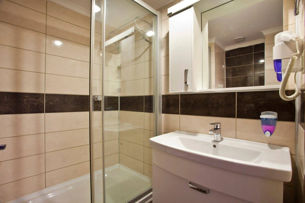 Adella Side Hotel