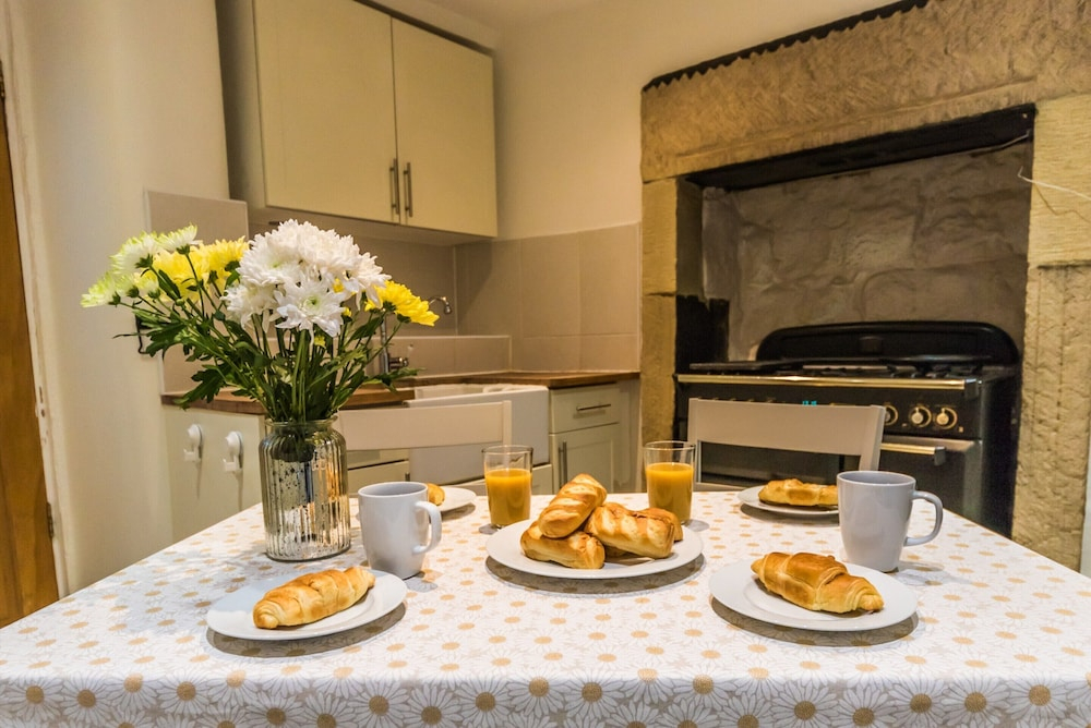 Hillside Cottage in Matlock, No Deposit