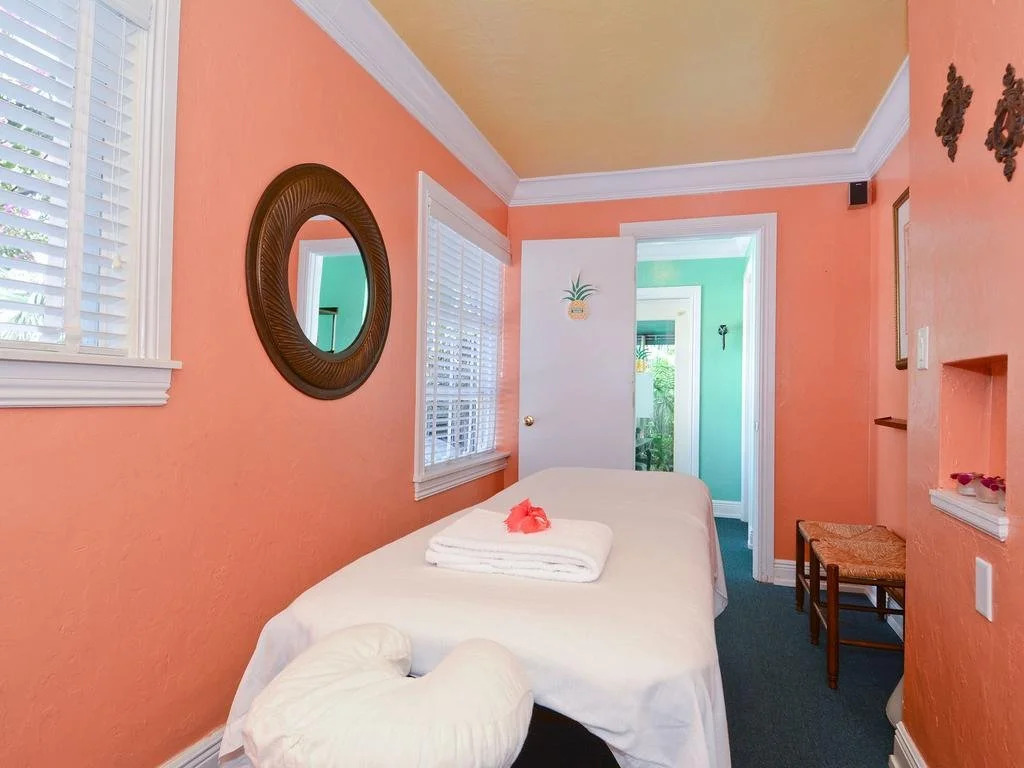 Pineapple Point Guesthouse & Resort - Gay Mens Resort
