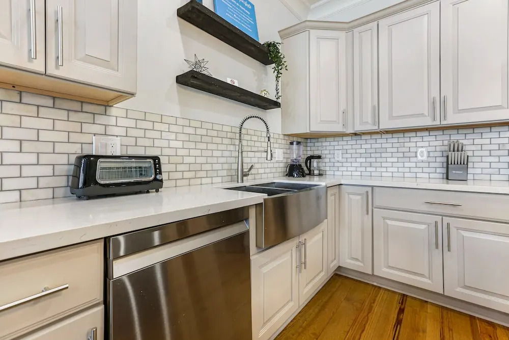 Modern 5 BR Condo - Large Pool - Near Everything
