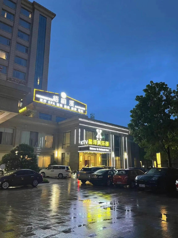 Vienna International Hotel Qishi Center Branch in Dongguan, Guangdong.