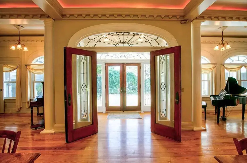Mansion w 10 Bedrooms Pool and Theater