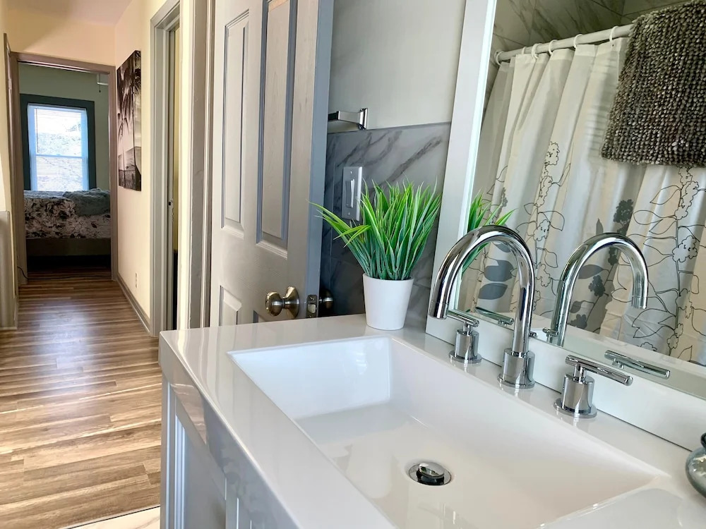 The Southside Villa - With Private Yard & Parking, Near Falls & Casino by Niagara Hospitality