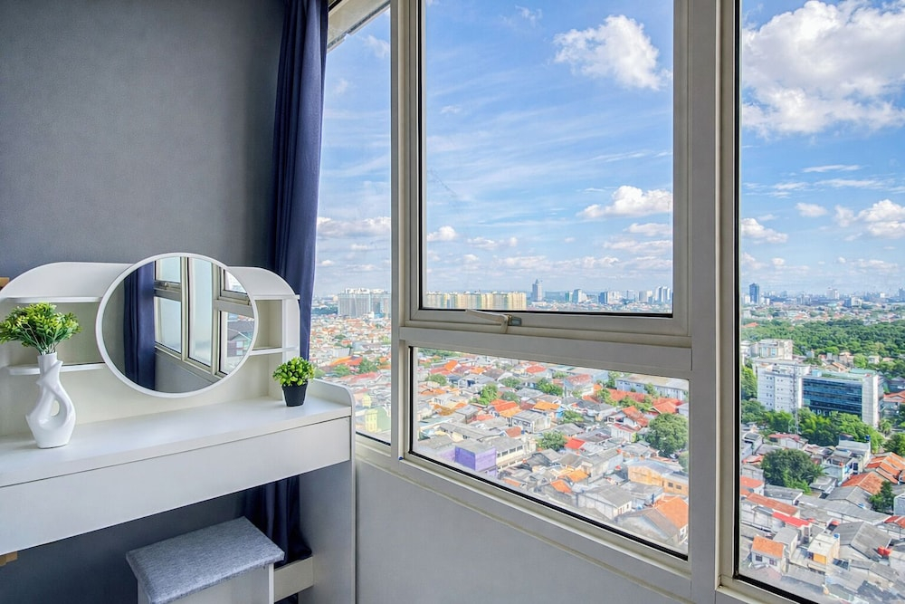 Clean Space And Well Located 2Br At Nifarro Park Apartment