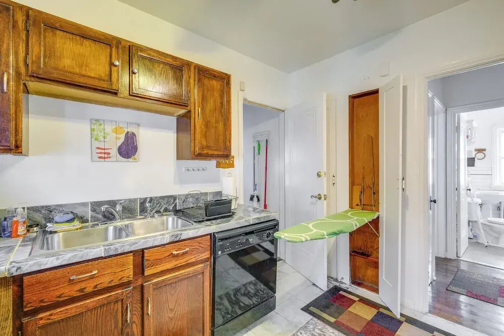 Trendy South Euclid Apt - 5 Mi to Cleveland Clinic