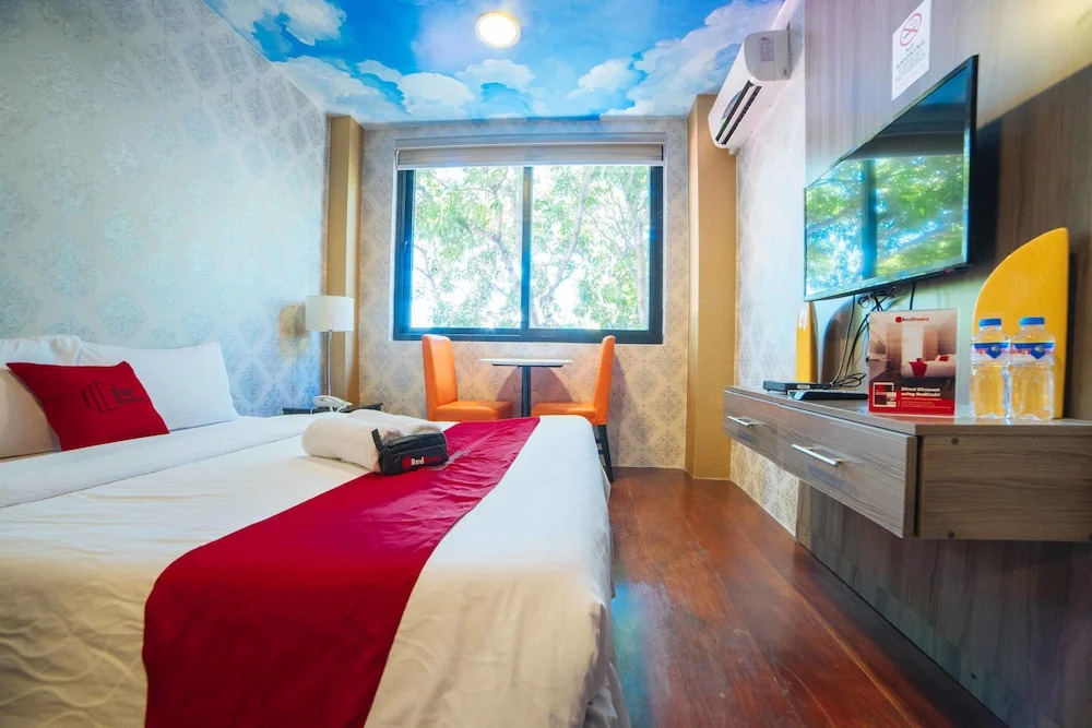 RedDoorz Plus @ Aguirre Avenue BF Homes