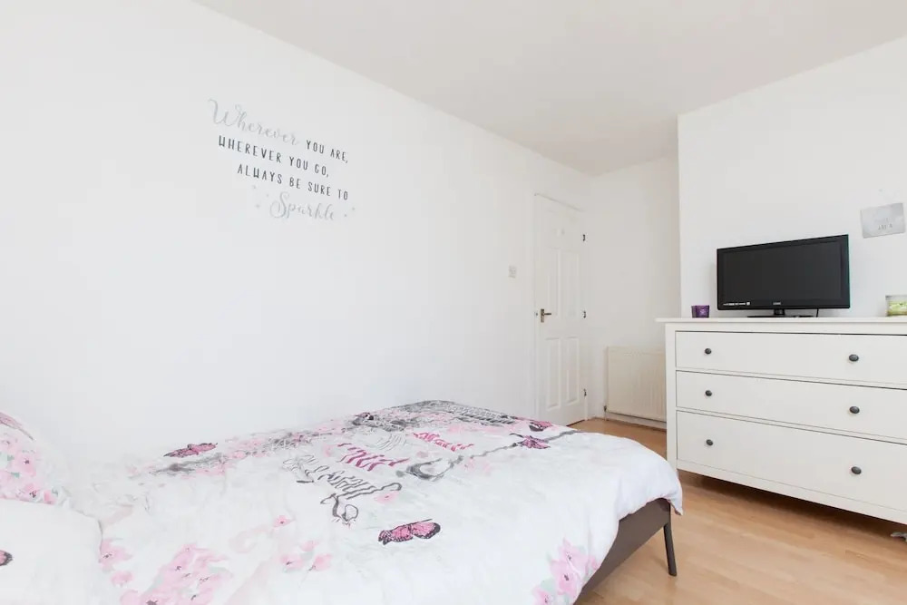 Ideal Fringe Base: Great Value + Free Parking!
