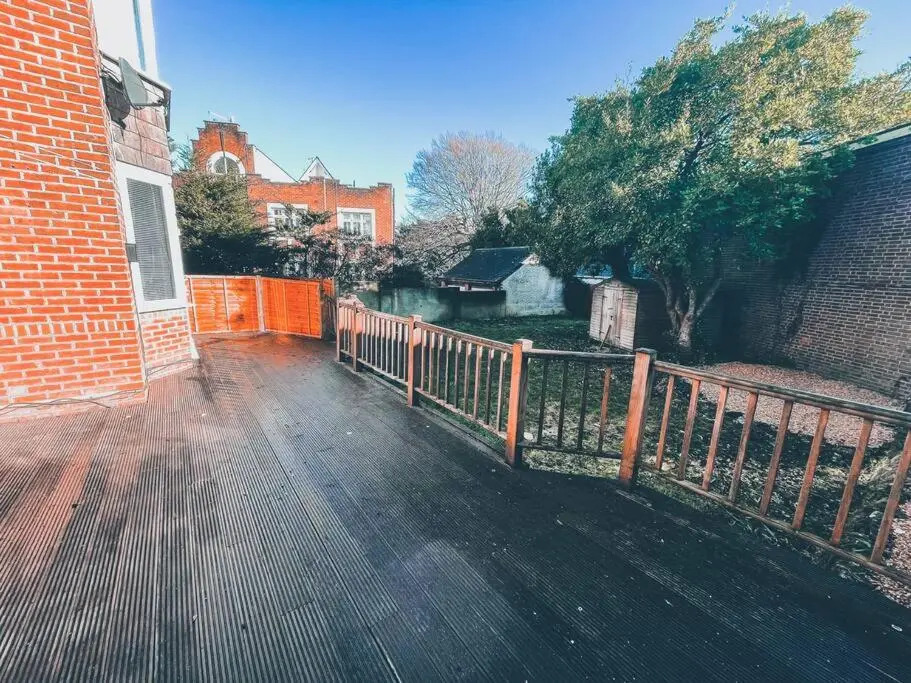 Modern 3 ground floor Parking and Garden