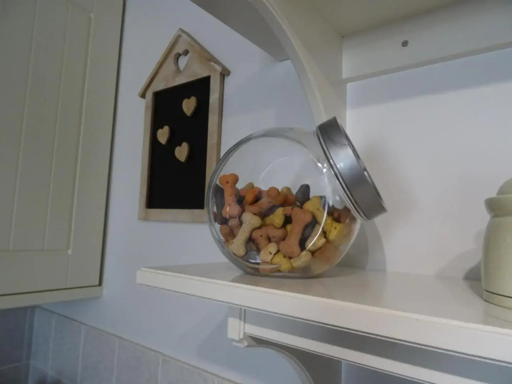 Bespoke coastal 2 bed cottage with free parking