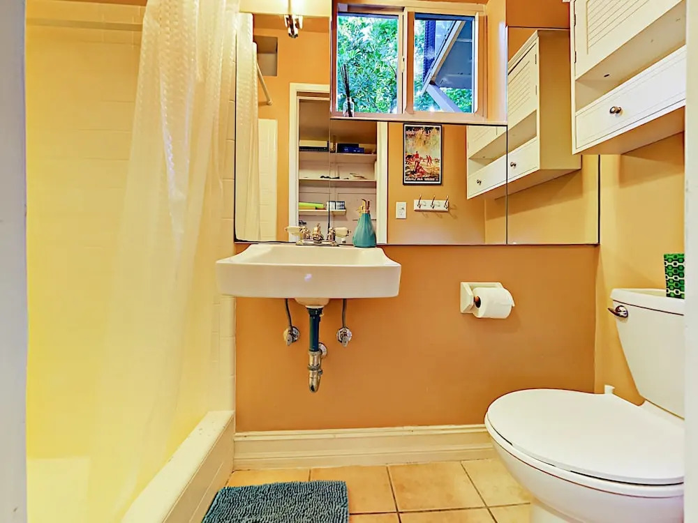 Lush Oasis Home - 2 Br home by RedAwning