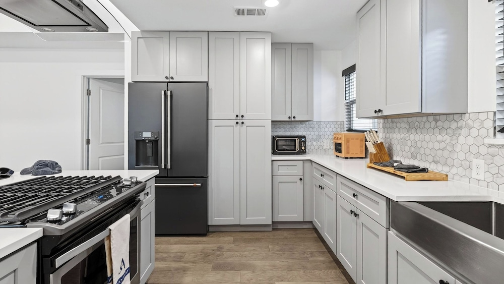 Eastside Keys by Avantstay Bright East Austin Stay + Backyard Dining + Near 6th St and Downtown
