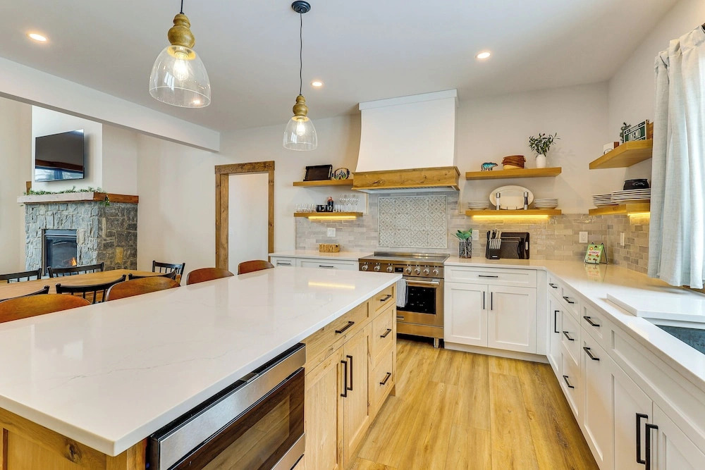 Luxe Mountain Home w/ Chefs Kitchen & Okemo Views