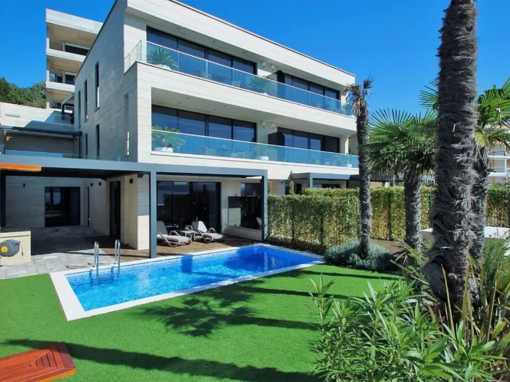 Luxurious Apartment With Private Pool and sea View Near the Beach in Crikvenica