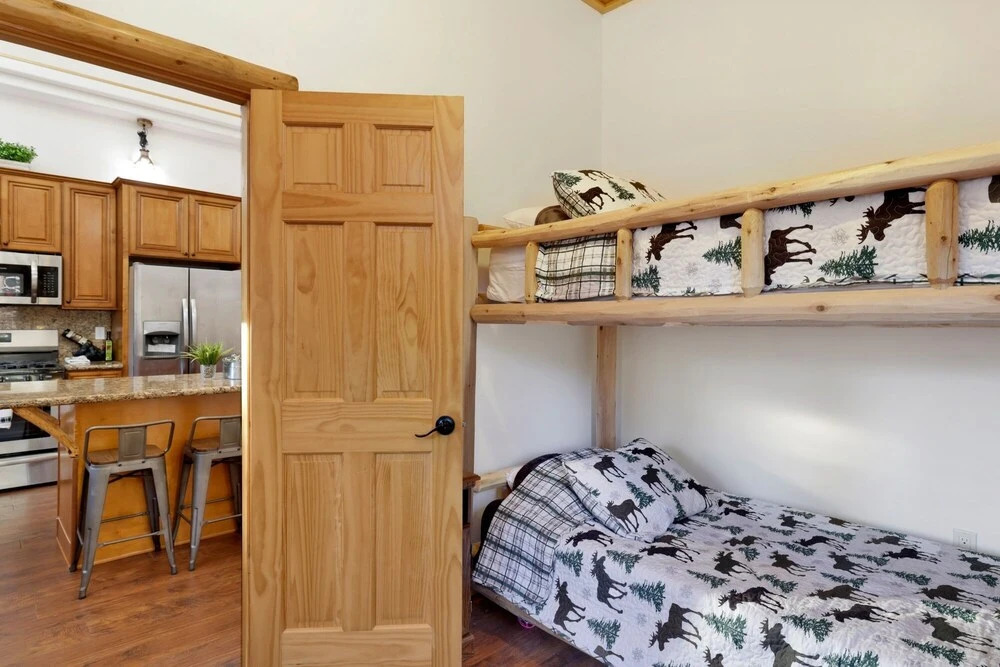2070-five Bears Cabin 6 Bedroom Home by Redawning