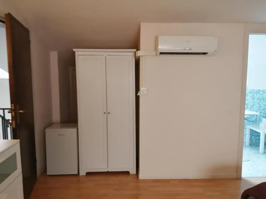 Gira Guest House