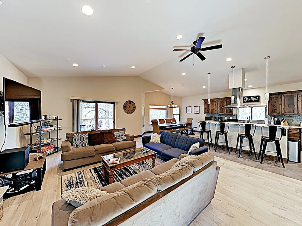 New Listing! New-build Alpine W/ Hot Tub 5 Bedroom Home
