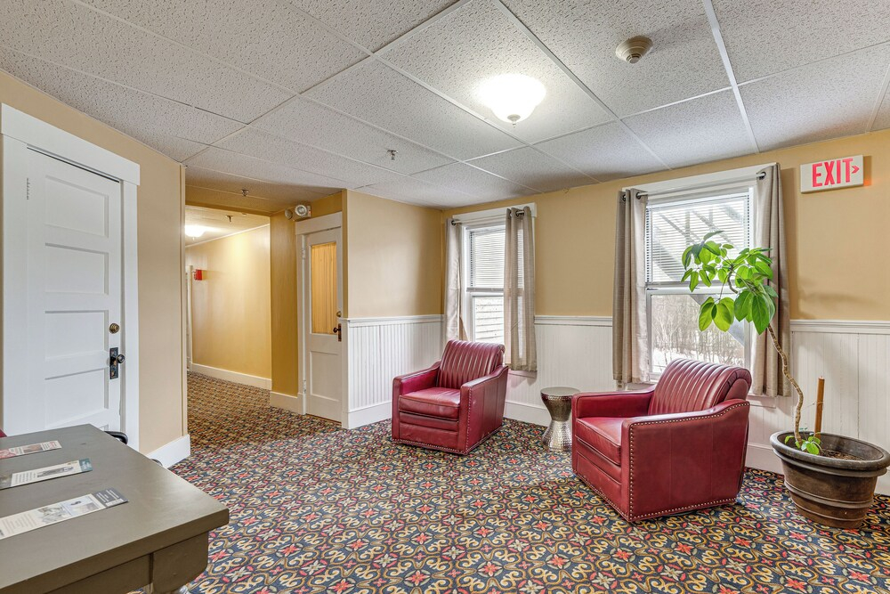 On Historic Main Street: Walkable & Quaint Apt!