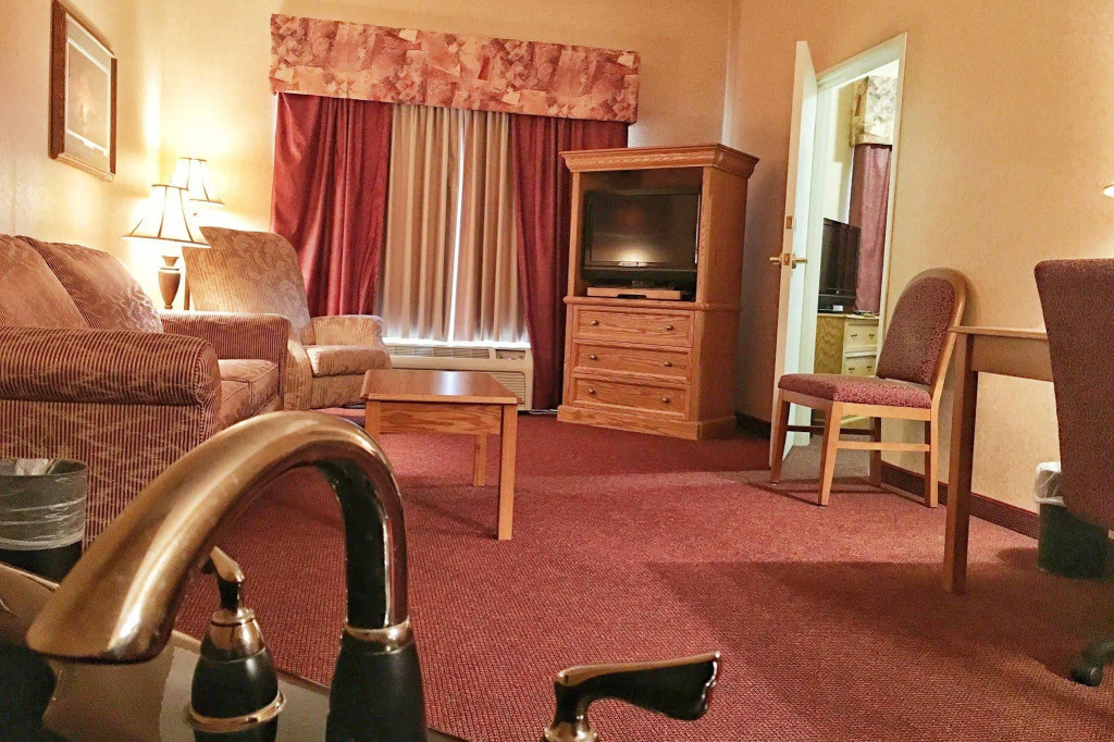 Norfolk Lodge & Suites, an Ascend Collection Hotel
