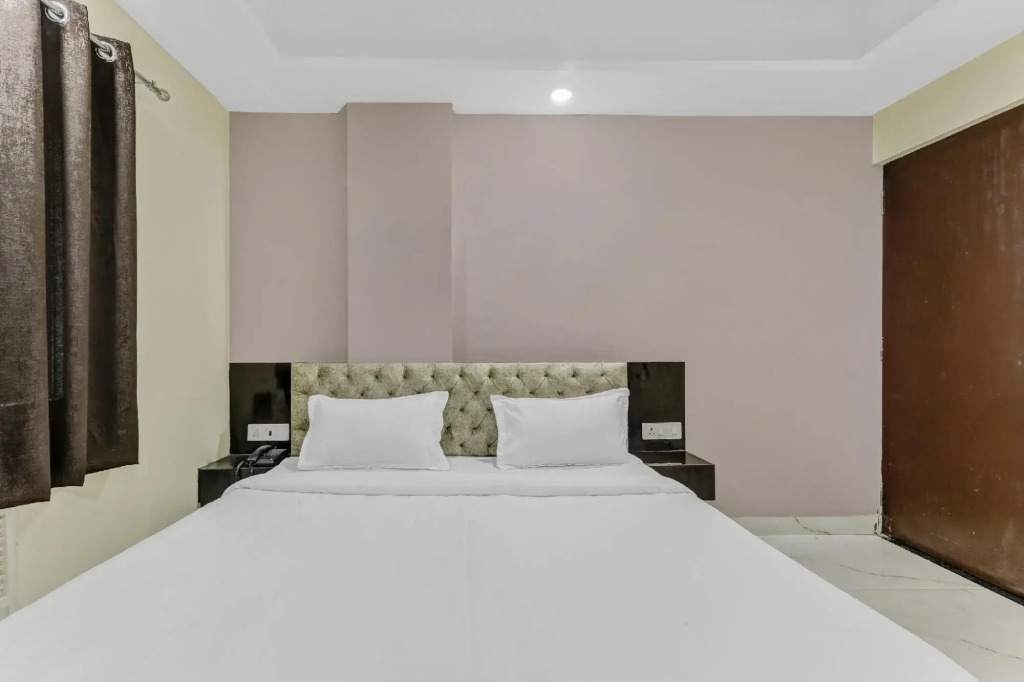 Collection O 85387 Holidays Inn