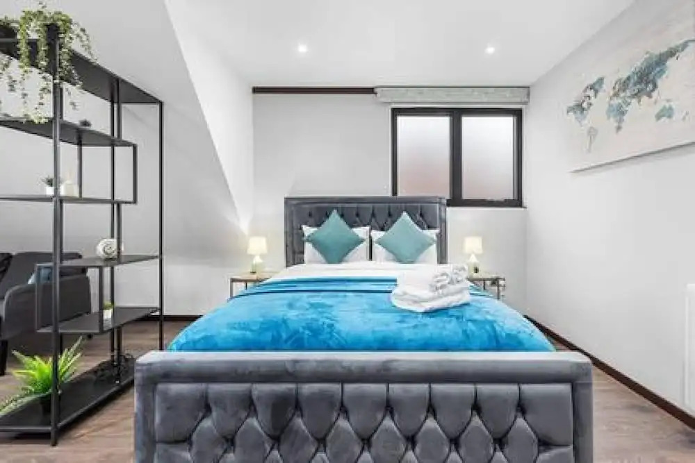 Luxury Spacious 2 Person Suite in North London