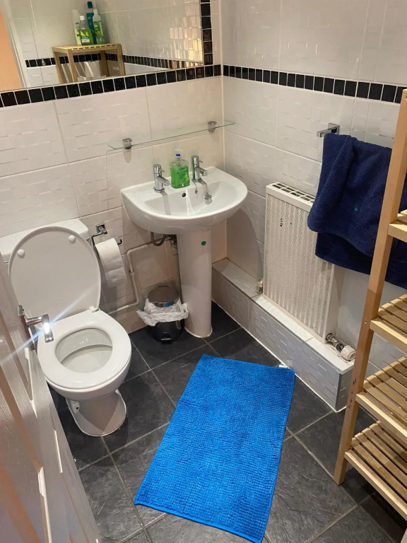 Snooozz - in the heart of Nottingham City Centre - in Victoria Centre Shopping Centre on Milton Street - Your own private Apartment next to the Hilton with full Kitchen and Television Lounge, plus Restaurants, Shops and Supermarket all onsite