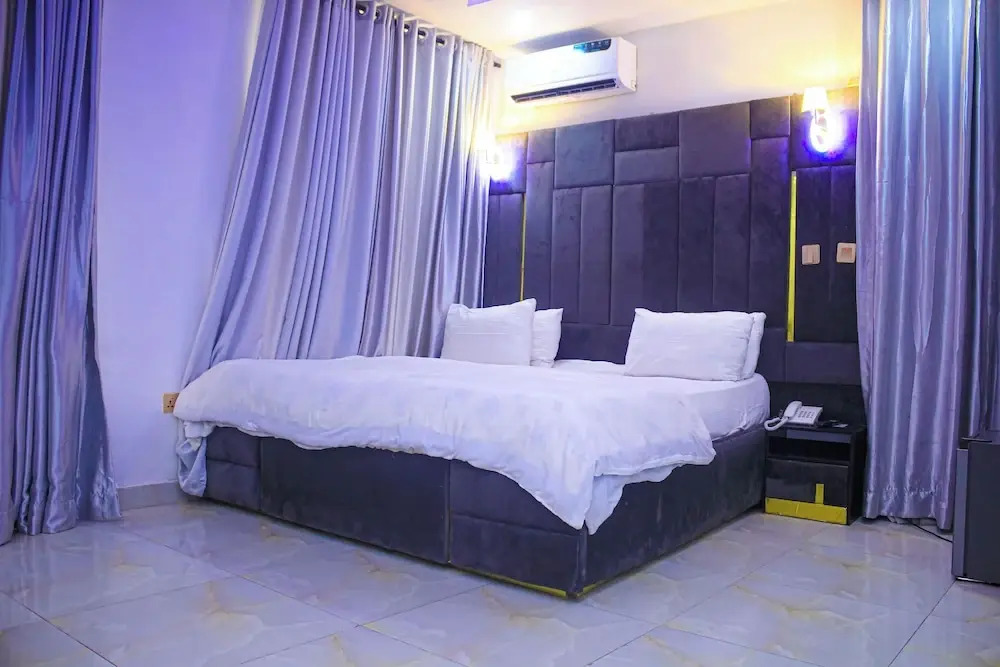 Marqueeland Hotel and suites