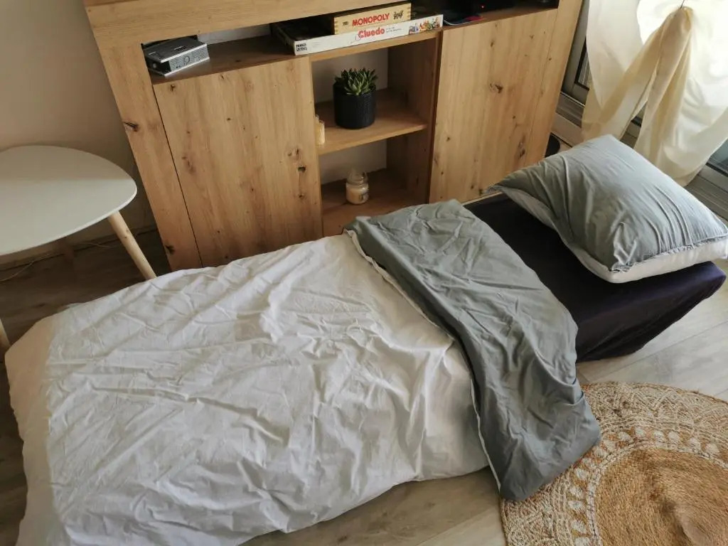 Studio confortable, face mer, proches commerces