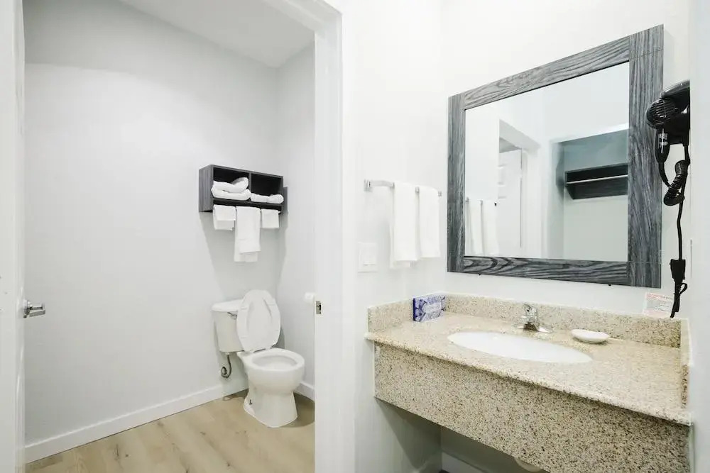 Sapphire Inn & Suites