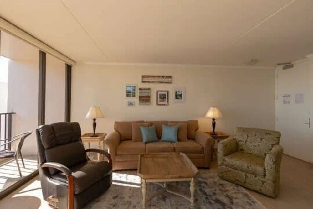 37th Floor Condo with Sweeping Ocean Views & Free parking!