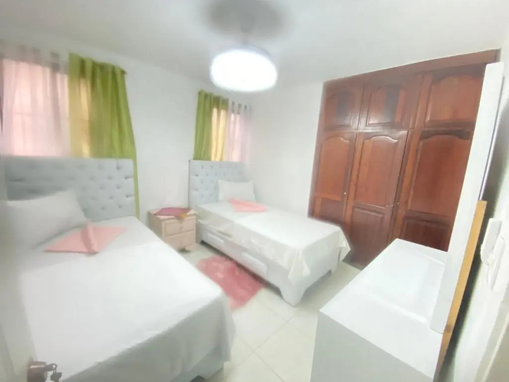 9 Santiago Monumental Area Cozy 3 bedrooms - WIFI- Air Conditioner- Apartment for 7 peoples - close to all kind the business around and transportation 24 hours to visit the city