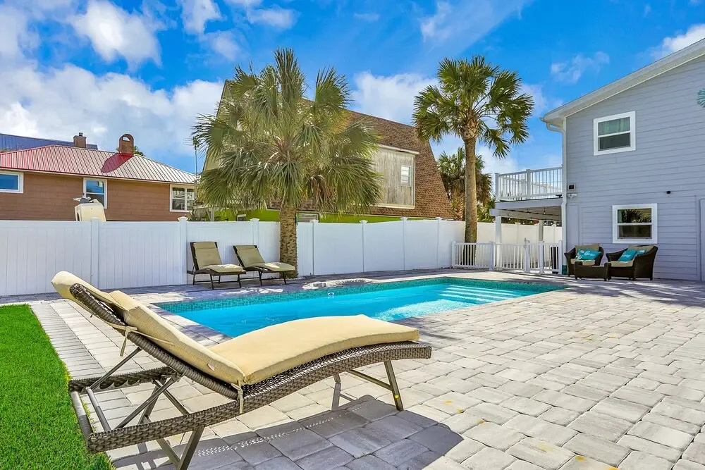 Lower Level 1 Block From 2 Beaches W/private Pool, High-speed Wi-fi